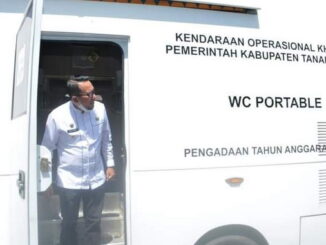 Bupati Eka Putra di WC Portabeel yang dikirim ke Pasaman.