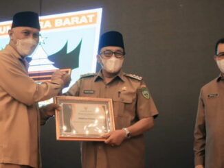 Bupati Pasaman Benny Utama saat menerima penghargaan dari Gubernur Sumbar, Mahyeldi.