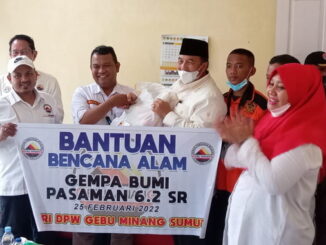 Bupati Pasaman menerima bantuan dari Gebu Minang Sumut.