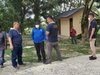 Bupati Siak Drs. Alfedri saat meninjau taman di Motuyoko sbelum diresmikan.