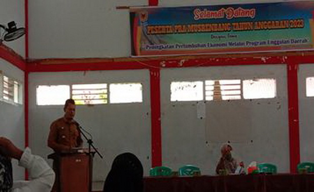 Camat Lima Kaum Hendra Setyawan memberikan sambutan.