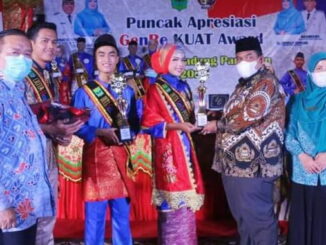 Bupati Padang Pariaman Suhatri Bur Dt. Putiah menyerahkan trophy kepada salah seorang peraih GenRe.