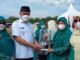 Gubernur Sumbar Mahyeldi menyerahkan kepada Ketua TP PKK Padang Pariaman Ny. Yusrita Suhatri Bur trophy Terbaik III Lomba Dasa Wisma Berprestasi Tingkat Sumbar.