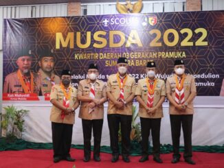 Gubernur Berfoto Bersama Pengurus Pramuka