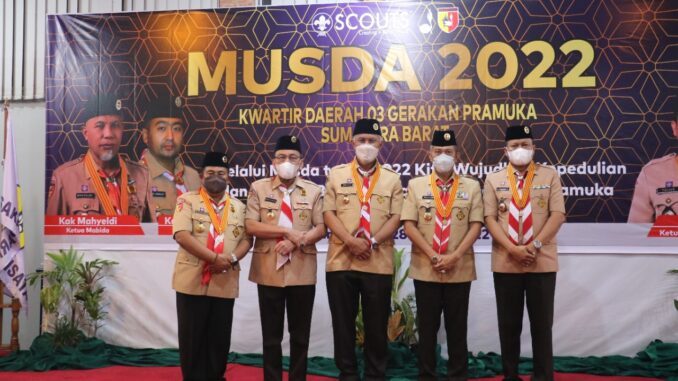 Gubernur Berfoto Bersama Pengurus Pramuka