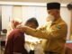 Gubernur Mahyeldi mengalungkan tanda peserta pelatihan.