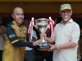 Gubernur Mahyeldi menyerahkan piala bergilir MOS.