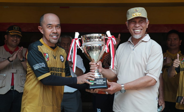 Gubernur Mahyeldi menyerahkan piala bergilir MOS.