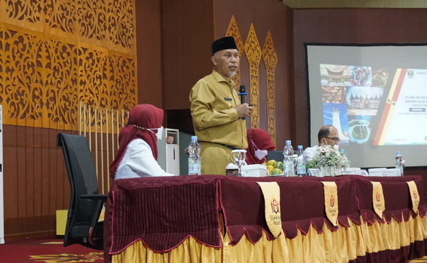Gubernur Mahyeldi saat memberikan kuliah umum.