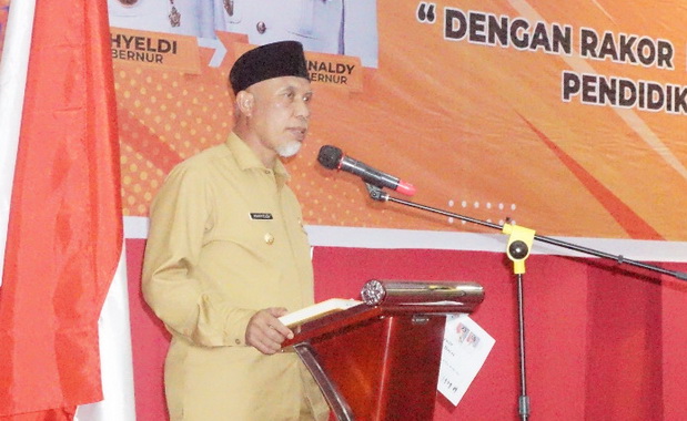 Gubernur Mahyeldi saat membuka rakor kepala sekolah.