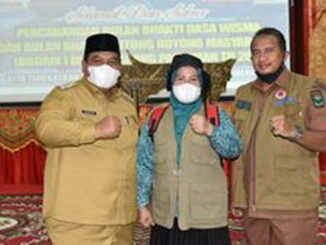 Suhatri Bur Dt. Putiah, SE, MM bersama Ny. Yusrita Suhatri Bur dan Kepala Pelaksana BPBD Padang Pariaman Budi Mulya, ST. M.Eng.