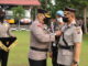 Kapolres Sijunjung, AKBP. Muhammad Ikhwan Lazuardi, SH, S.Ik, MH tengah menyematkan tanda jabatan pada Kompol. Asmirin sebagai Kabag Log.