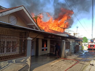 Kobaran api yang menghanguskan empat rumah kontrakan di Gang Nangka Aur Kuning Bukittinggi.
