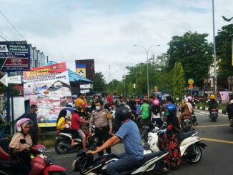 Kondisi lalu lintas di traffic light yang error.