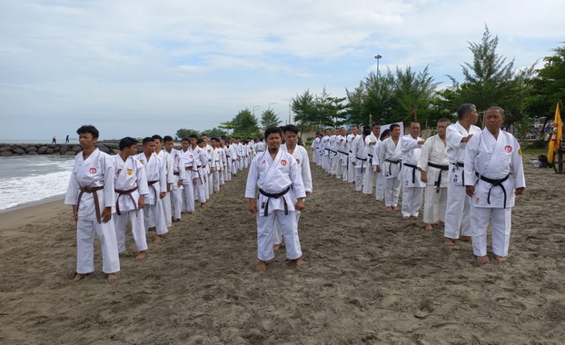 Latgab karateka Lemkari Sumbar di Padang.