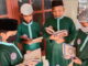 Para santri yang sangat gembira mendapatkan bantuan Al Qur'an dan buki tentang Islam lainnya.