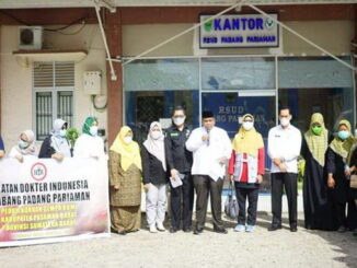 Bupati Suhatri Bur Dt Putiah memberi sambutan pada pelepasan tim misi kemanusiaan ke Pasaman di halaman RSUD Padang Pariaman di Nagari Parik Malintang.