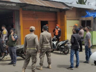 Pembongkaran warung miras yang meresahkan di Bukittinggi.