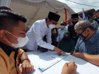 Penandatanganan akad kredit nasabah tabungan Utsman disaksikan Wako Erman Safar.