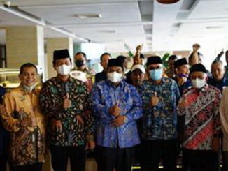 Penyambutan kedatangan Bupati Padang Pariaman dan Walikota Pariaman oleh Walikota Padang dan panitia pelaksana pengkukuhan pengurus PKDP Kota Padang.