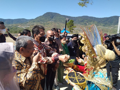 Penyambutan Asisten II Setda Sumbar yang mewakili guberrnur.