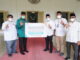 Penyerahan bantuan dari BSI kepada gubernur Mahyeldi.