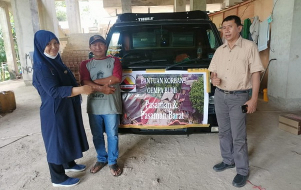 Penyerahan bantuan dari DPW Gebu Minang Jawa Timur.