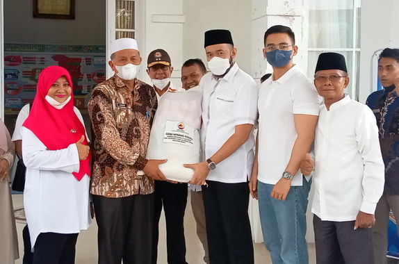 Penyerahan bantuan dari Gebu Minang di Pasaman Barat.