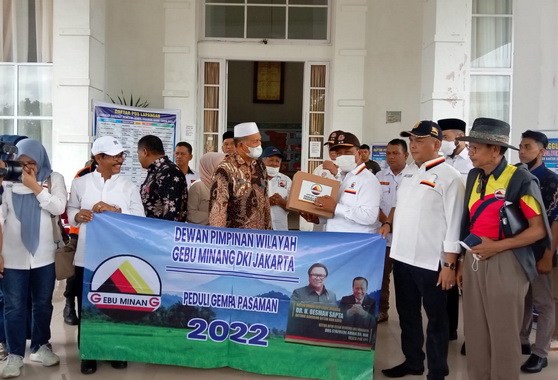 Penyerahan bantuan dari Gebu Minang DKI Jakarta. Penyerahan bantuan dari Gebu Minang DKI Jakarta.