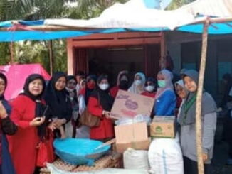 Penyerahan bantuan dari istri anggota DPRD Sumbar.