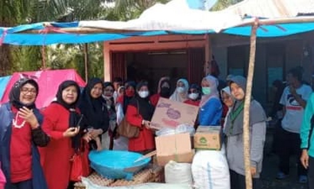 Penyerahan bantuan dari istri anggota DPRD Sumbar.