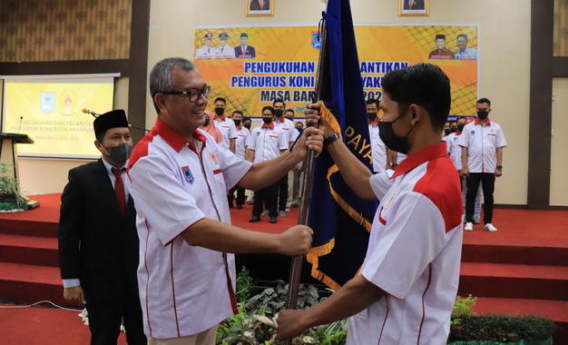 Penyerahan bendera KONI Payakumbuh oleh Wako kepada ketua yang baru dikukuhkan.