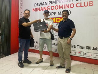 Penyerahan hadiah kepada pemenang,