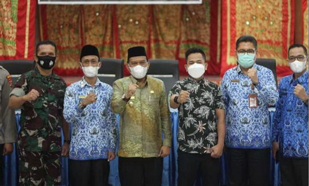 Wabup Padang Pariaman Rahmang bersama dengan penyelenggara dan undangan.