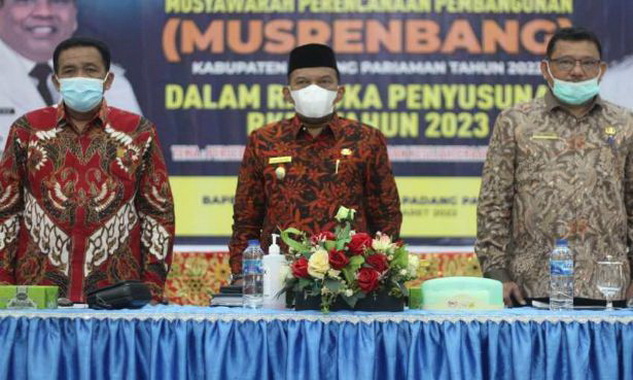 Wabup Padang Pariaman Drs. Rahmang, MM sebelum pembukaan berdiri bersama panitia pelaksana dan narasumber ketika menyanyikan Lagu Indonesia Raya.