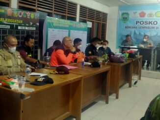 Rapat evaluasi percepatan penanggulangan bencana di Posko Tanggap Darurat, Kantor Camat Kecamatan Tigo Nagari.