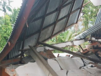 Reruntuhan rumah akibat gempa di Malampah.