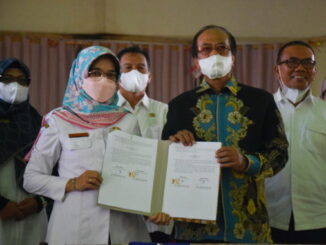 Sekda Kota Sawahlunto Dr. dr. Hj. Ambun Kadri, MKM dan Dekan Fakultas Teknik UNP Dr. Fahmi Rizal, M.Pd., M.T usai menandatangani NPHD.
