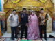 Sepasang pengantin poto bersama dengan Kakan.Kamenag Payakumbuh,usai melangsungkan pernikahan gratis yang di fasilitasi Kakan.Kamenag. Payakumbuh.