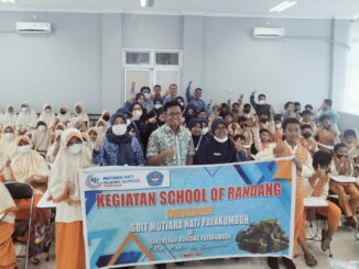 Siswa SDIT Mutiara Hati yang mengikuti School of randang di centra IKM Randang Payakumbuh.