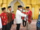 Wabup Richi Aprian saat melepas jamaah umroh.