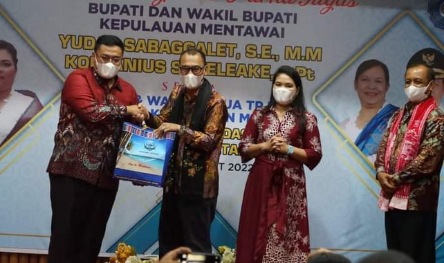 Wabup Richi Aparian saat menyerahkan kurambiak.