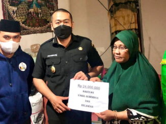 Wagub Audy Joinaldy saat memberi bantuan.