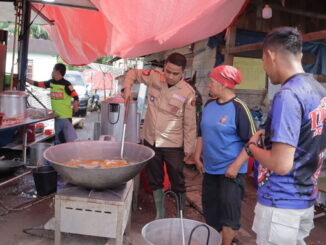 Wakil walikota Solok memasak untuk para pengungsi.