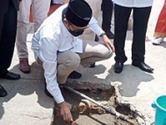 Wako Erman Safar melakukan peletakan batu pertama pembangunan masjid jamiak Tarok Dipo.