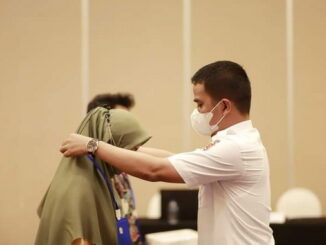 Wako Ramadhani mengalungkan ID peserta pengenalan Simbangda.