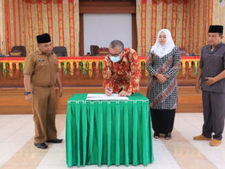 Wako Riza Falepi menandatangani Perda Trantib disaksikan wakil ketua DPRD Payakumbuh.