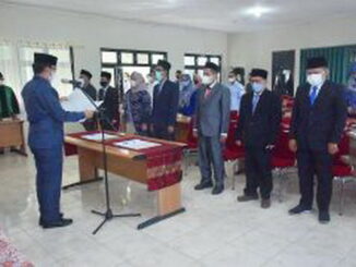 Walikota Deri Asta saat melakukan pelantikan.