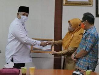 Walikota Zul Elfian Umar saat memberikan reward.