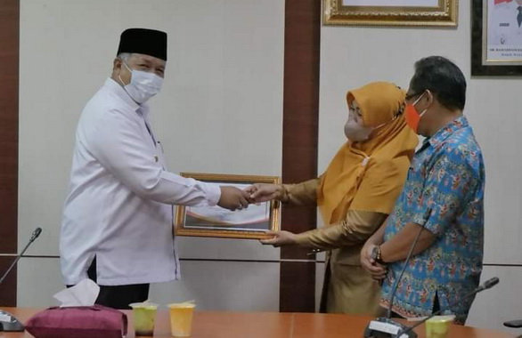 Walikota Zul Elfian Umar saat memberikan reward.
